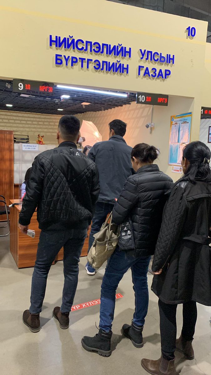 ariukaaboby's tweet photo. Заавал өөрийн биеэр очиж зураг авхуулж гадаад пасспорт захиална, бэлэн зураг авахгүй. Тэгээд 17 цагт үйлчилгээгээ хаана, хүмүүс ажлаа тасалж очих ёстой. Бөөн хүмүүс, бөөн бухимдал. Үхэж бсан шийдвэр гаргадаг новшнууд юмаа https://t.co/Jbd3hDzsjk