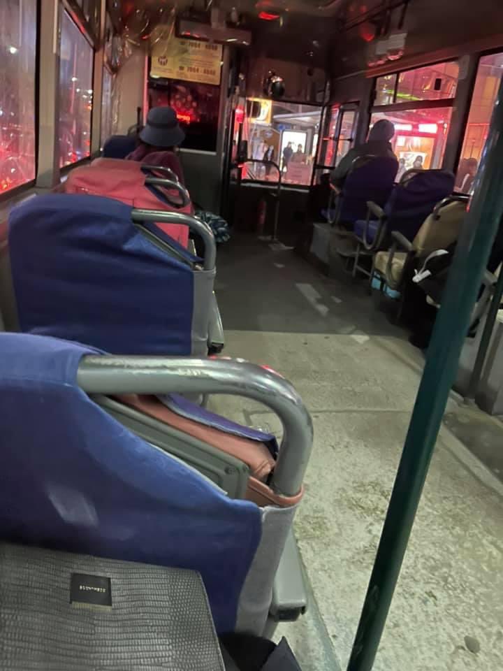 Эхнийх нь Солонгосын хамгийн хөдөө тосгонд явдаг автобус. Дараагийн зураг нь Улаанбаатар хотын төвөөр явдаг автобус. Энэ цэнхэр, ягаан, шар бүрээснүүд нь сэжиг хүргээд, сандалд ойртуулахгүй байх зориулалттай байхаа. Ёстой сэтгэлгүй 😒