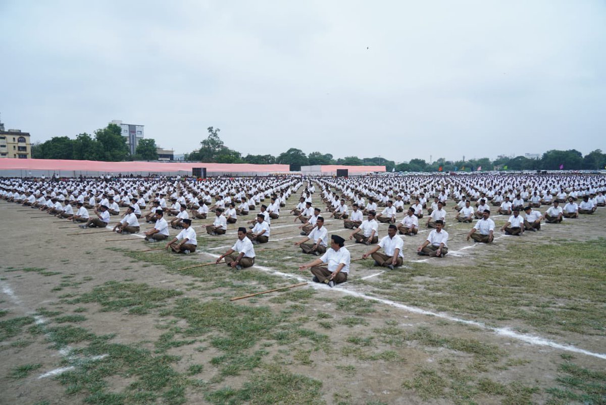RSSorg's tweet photo. मातृभाषा में शिक्षा को बढ़ावा देने वाली नीति बननी चाहिए यह अत्यंत उचित विचार है, और नयी शिक्षा नीति के तहत उस ओर शासन/ प्रशासन पर्याप्त ध्यान भी दे रहा है। - डॉ. मोहनजी भागवत #RSSVijayadashami2022 https://t.co/GRGtVfn9QS