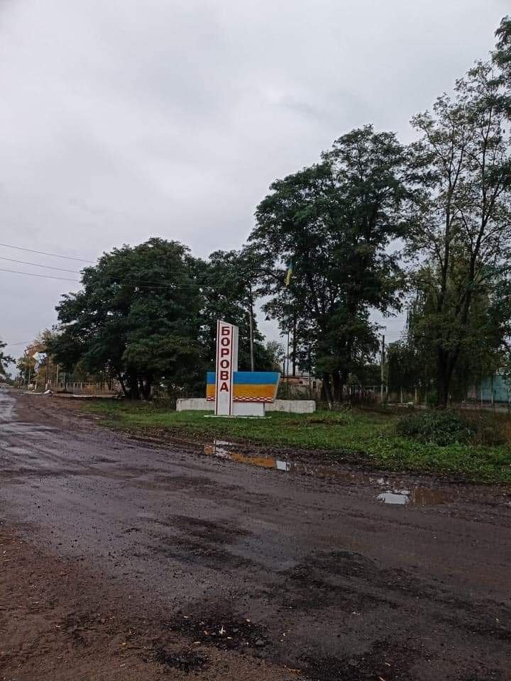 nexta_tv's tweet photo. Residents of de-occupied #Borova, #Kharkiv region ukrainianized the entrance sign of the settlement, which was painted by the #Russian occupiers.

Photo by Oksana Dudnyk. https://t.co/UNafxN5UAK