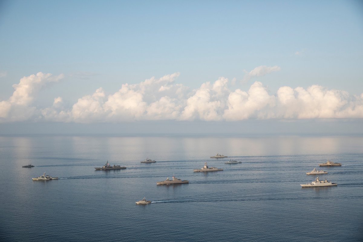 Australian_Navy's tweet photo. #PartnershipLeadershipFriendship in ACTION! 💪

Participating ships of #ExKakadu sail in formation off the coast of Darwin. #POTD

📸: LSIS Tara Morrison #KA22 #AusNavy #YourADF https://t.co/1ddAJShNRD