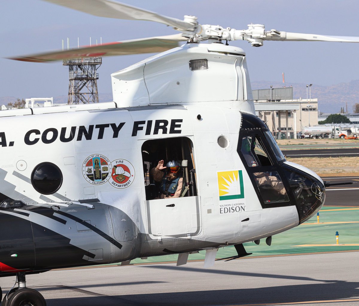 Always a nice day to see @CoulsonAviation and one of their members of the QRF. ‘HT55’ is no new helicopter to my page. After a quick response to the #OakwildeFire in the ANF, the CH-47 returned to Van Nuys only a few minutes after ‘Quebec 1’ & ‘Quebec 2’ had