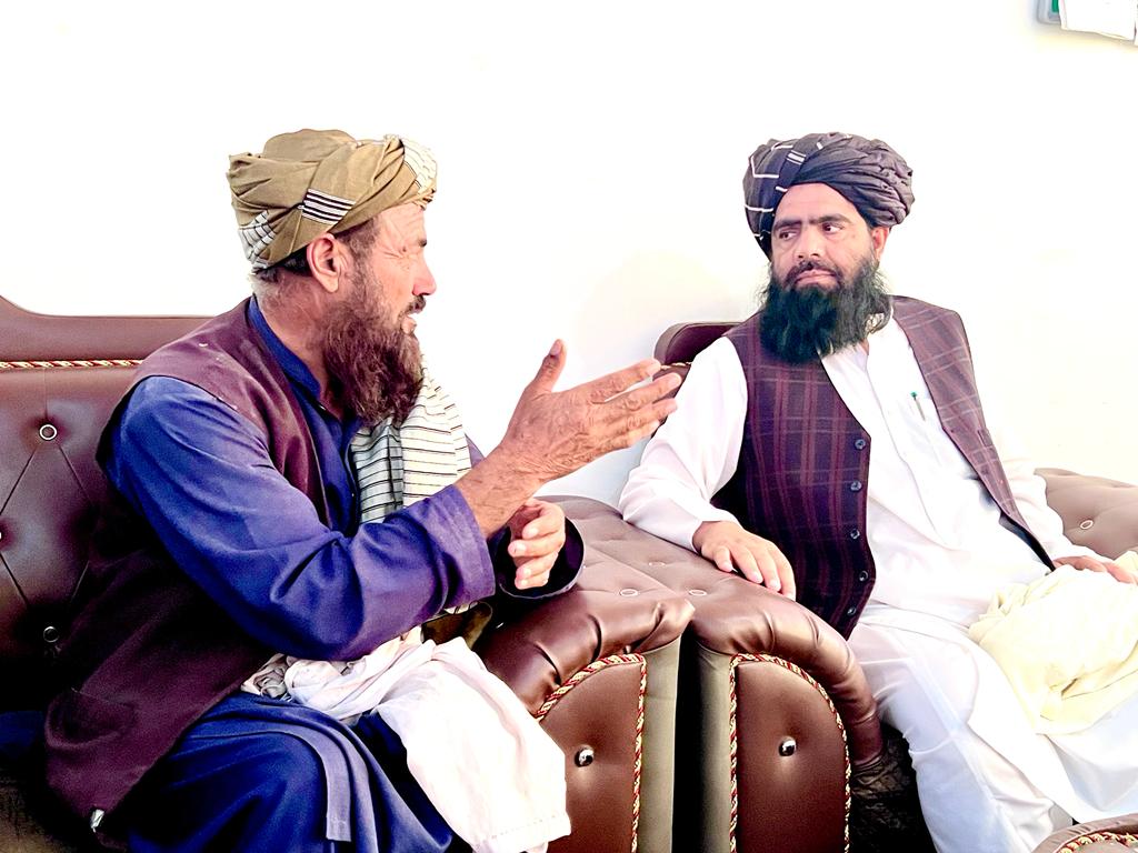 Smasoom313's tweet photo. پکتیکا: بزګر حاجي شدیم چې څه وخت مخکې یې نامعلومو کسانو د مڼو یو باغ چې ۳۵۰ میوه بار وینې یې آره شوې وې، د پکتیکا د والي له لوري ورسره نقدیه مرسته وشوه.
همدا راز ورسره وعده وشوه چې نیول شوی کس به خامخا د عدالت میز ته کینوي او د دغه ظلم حساب به ورسره کیږي. https://t.co/IJyUQIhWj3