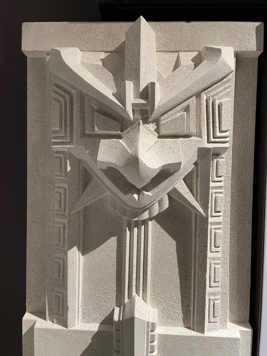 九段会館がオフィスビルに生まれ変わっていました。拡大すると柱にレリーフがあるのですが、ガンダムやギャラドスに見えてずっと気になっていました。中にギャリーがあり間近で対面！「鬼神面」だそうです。昭和9年のデザインなのにすごい😁