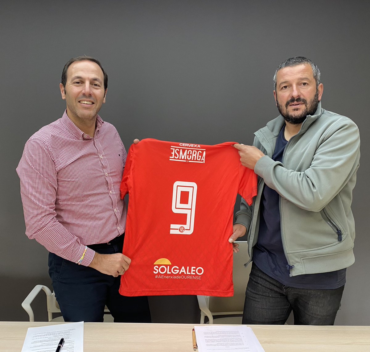 SolgaleoEnergia's tweet photo. Hai tres anos comezamos a andaina e esta mañá asinamos a renovación do noso compromiso coa @UDOurense2014.
É un orgullo, unha honra e un pracer formar parte da enerxía deste equipo que representa moito máis que unhas cores cada vez que xoga.
Forza OURENSE!
#AEnerxíadeOURENSE https://t.co/kN4QtYuuN2