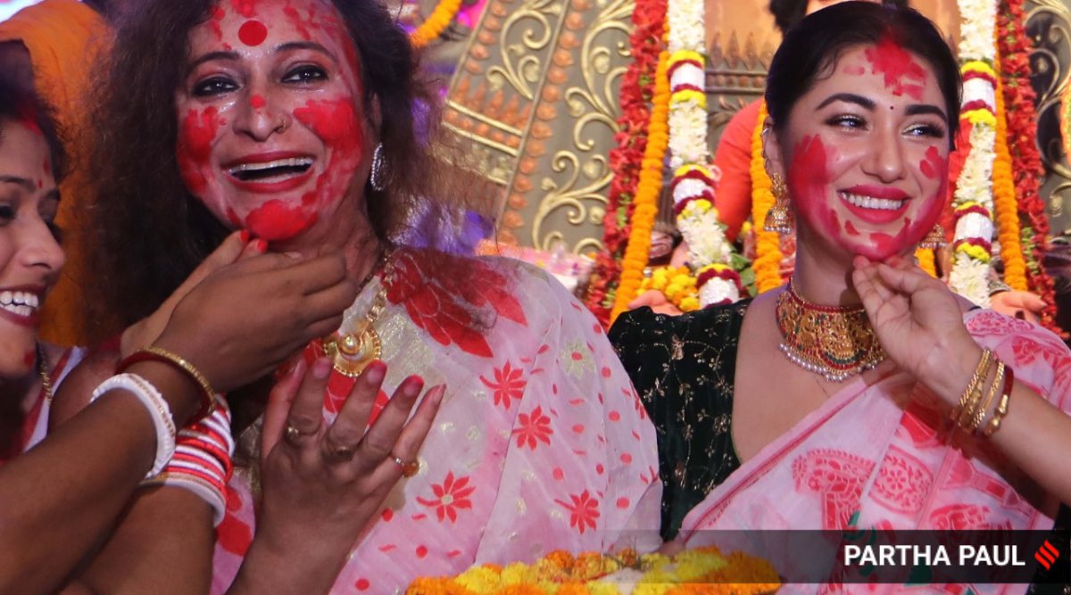 #ImPics | Transgender academician Manabi Bandyopadhyay  with Bangladeshi Actor Apu Biswas during Sindoor Khela at Kankurgachi Yubak Brinda. The theme of the puja is 'Rup Antar' ,Changing Scenario of Transgendar community in India.
#ExpressPhoto 📸 by <a href="/HEYPARTHA/">PARTHA PAUL</a> 
#DurgaPuja