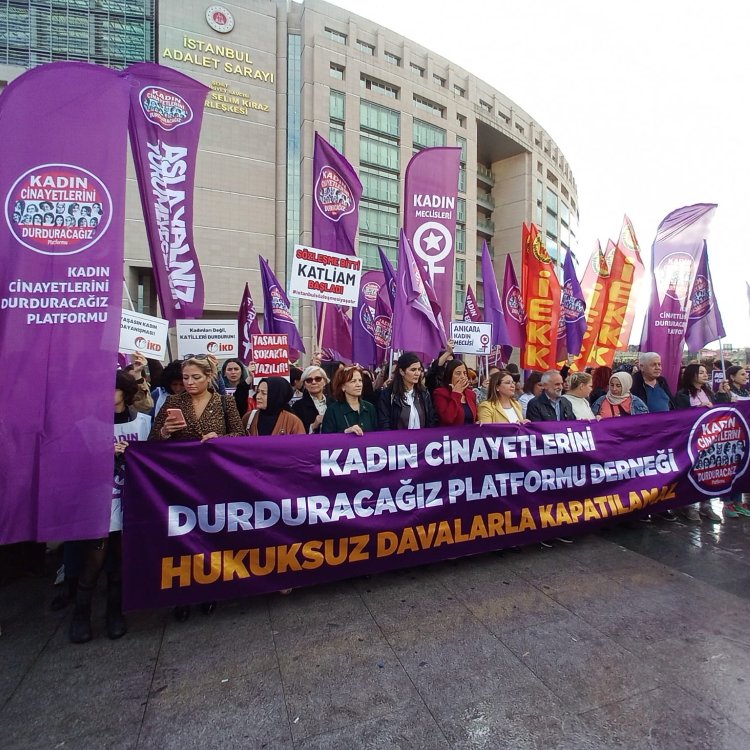 FethiyeKadin's tweet photo. Kadın Cinayetlerini Durduracağız Derneği'ne açılan hukuksuz kapatma davasının ikinci duruşması başladı. Özgürlüklerimizden vazgeçmeyeceğiz, yılmayacağız, teslim olmayacağız.Asla yalnız yürümeyeceğiz! #KadınlarınDavası #AslaYalnızYürümeyeceksin https://t.co/BS40pMujzM