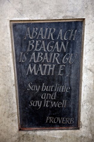 Chì thu an seanfhacal seo air balla @ParlAlba | This Gaelic proverb is featured on the walls of @ScotParl 👌🏼