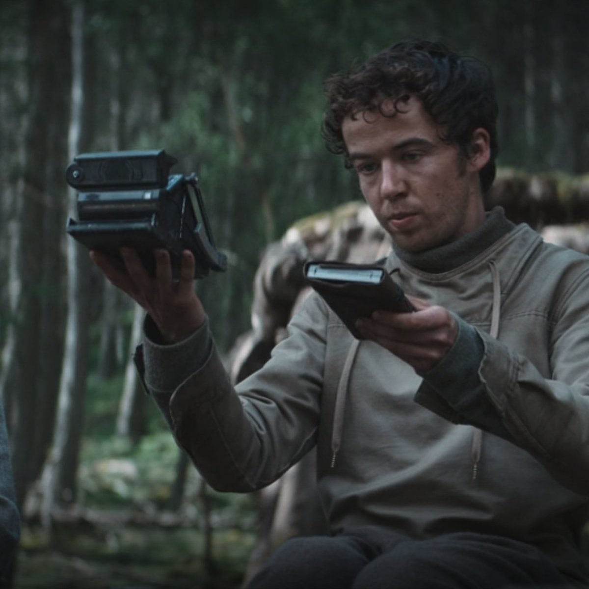 DropbearDigital's tweet photo. Just noticed in #Andor episode 5 that they used an old Polaroid SLR 680 as a prop! This camera is so cool it made it into #StarWars
#filmprops #polaroid #productiondesign #props #cameranerd #polaroidSLR680 https://t.co/Yuebr0IkDH