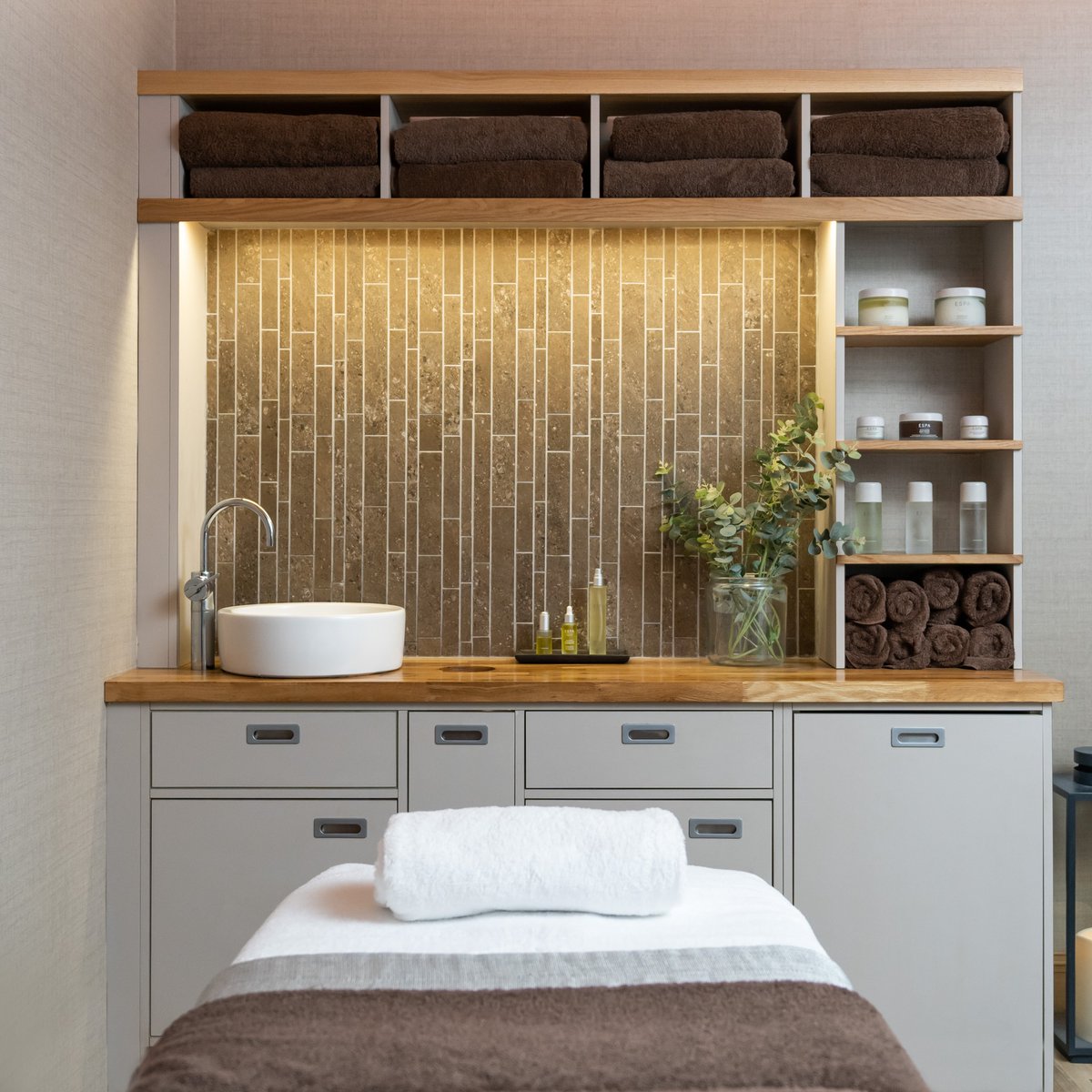 RedworthRetreat's tweet photo. Our relaxing Jasmine Treatment Room. 🧖🏼‍♀️
Which treatment is your favourite? https://t.co/yIfGvHkwnD
