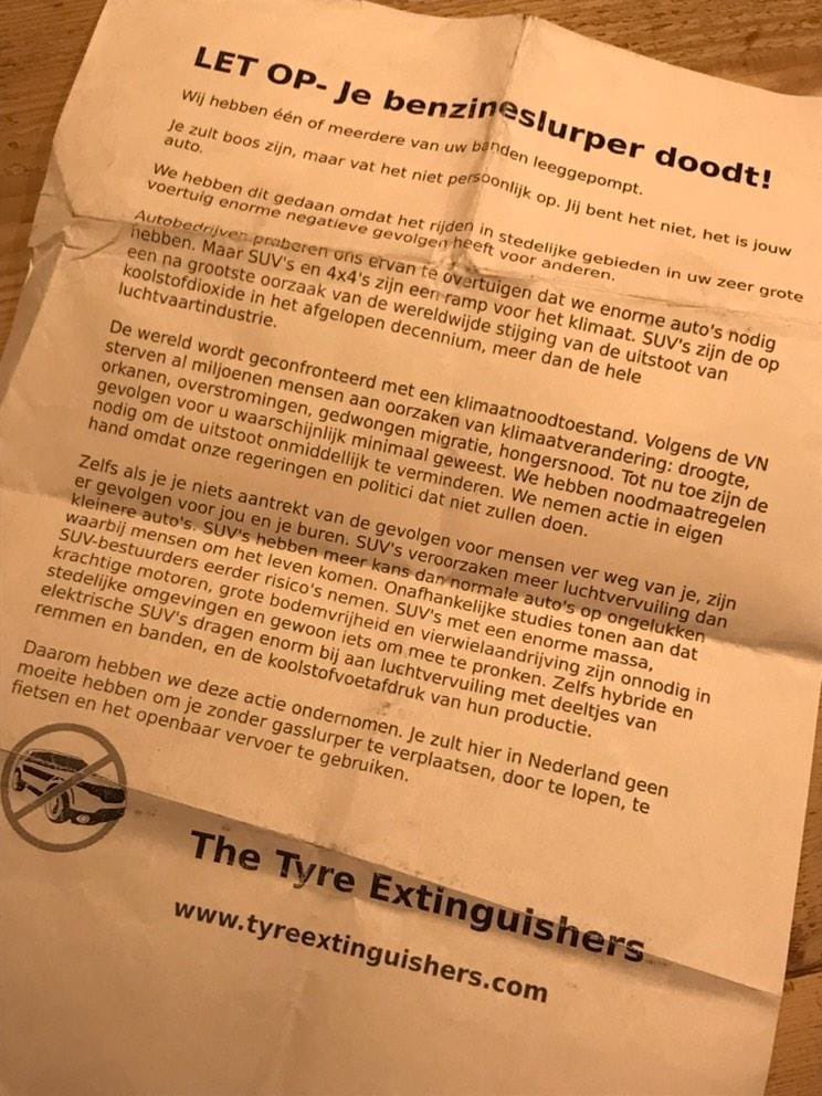 Deze brief wordt achtergelaten bij met name grotere auto's. Men laat of de band(en) leeglopen of steken ze lek. De afgelopen tijd in de Vogelwijk, Vruchtenbuurt en omgeving Bloemenbuurt. Wees alert en bel direct 112 bij constatering.
