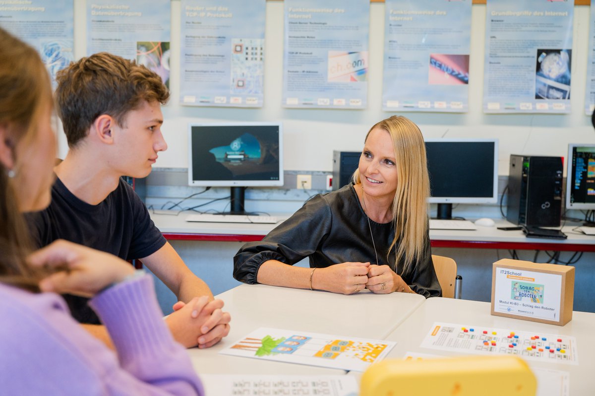 WissensfabrikDE's tweet photo. Wann warst du das letzte Mal in der #Schule? Wir vor zwei Wochen! Und zwar in Alzey, denn da wird am Gymnasium am Römerkastell #IT2School umgesetzt und #SuS konnten die neuen #KI-Module austesten. Mit dabei hatten wir ein #RoleModel: IT-Women of the year, Sandra Jörg von BLACKPIN https://t.co/JtBW28lb7t