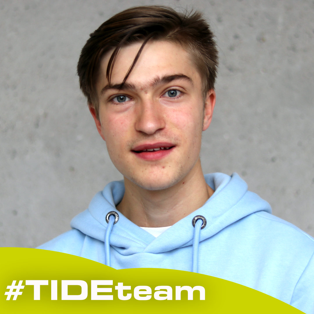 TIDE_HH's tweet photo. Herzlich willkommen, Lukas, Philine und Connor. Lukas und Philine machen ein dreimonatiges Praktikum bei uns, Connor bleibt ein ganzes Jahr und macht einen BFD @StadtkulturHH im Radio. #NeuImTeam https://t.co/bIxKZLYNJL