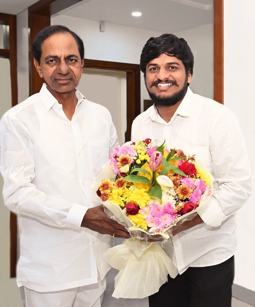 SravanMudireddy's tweet photo. తెలంగాణ రాష్ట్ర సమితి ఇక భారత్ రాష్ట్ర సమితి ✊

కేసిఆర్ తో కదులుదాం.
బిఆర్ఎస్ కి తోడవుదాం.
బిఆర్ఎస్ తో పయనిద్దాం.
కేసిఆర్ తో కలిసి పోరాడుదాం.
విజయం మనందరిది, విజయం భారత్ ది✌️

జై తెలంగాణ     జై భారత్ 

#DeshKiNethaKCR #BharathRashtraSamithi 
#BRSParty 
@trspartyonline @KTRTRS https://t.co/a3XZ2EUeWO