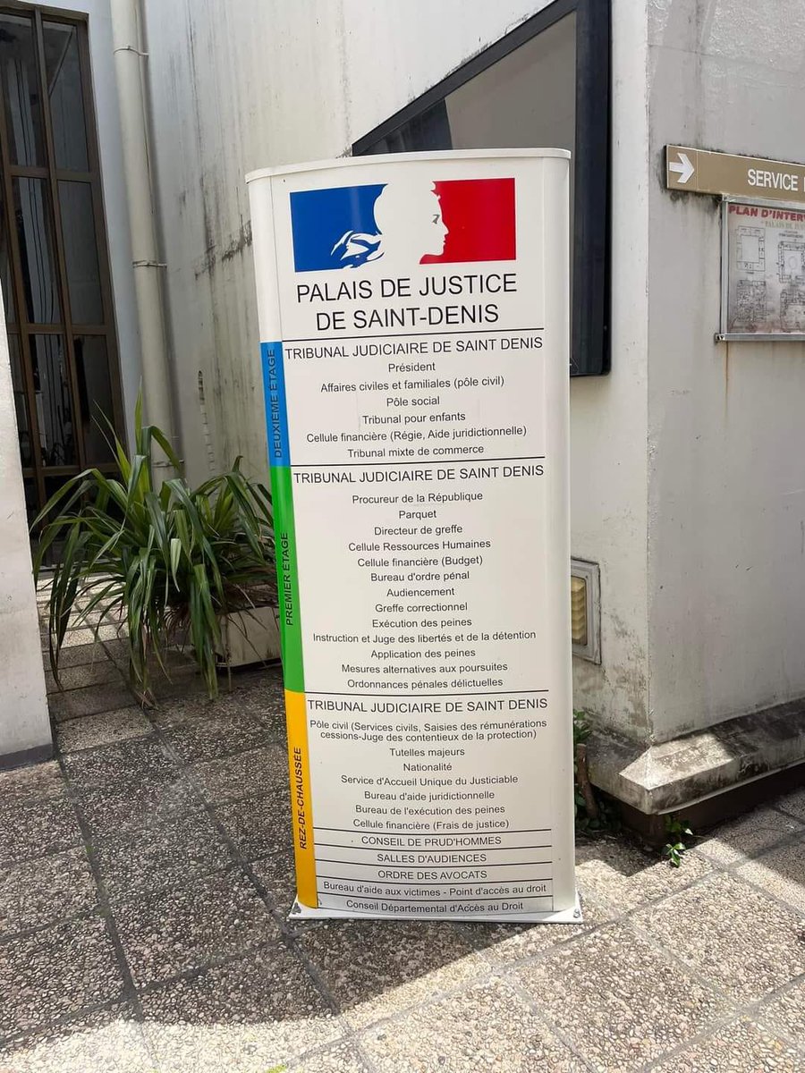 Aux côtés des fonctionnaires, les représentants <a href="/UnsaSj/">UNSa SJ</a> ici à l’Ile de La Réunion : <a href="/hbonglet/">Hervé Bonglet</a>, secrétaire général, et <a href="/GuernFranck/">Franck LE GUERN</a>, secrétaire général adjoint.