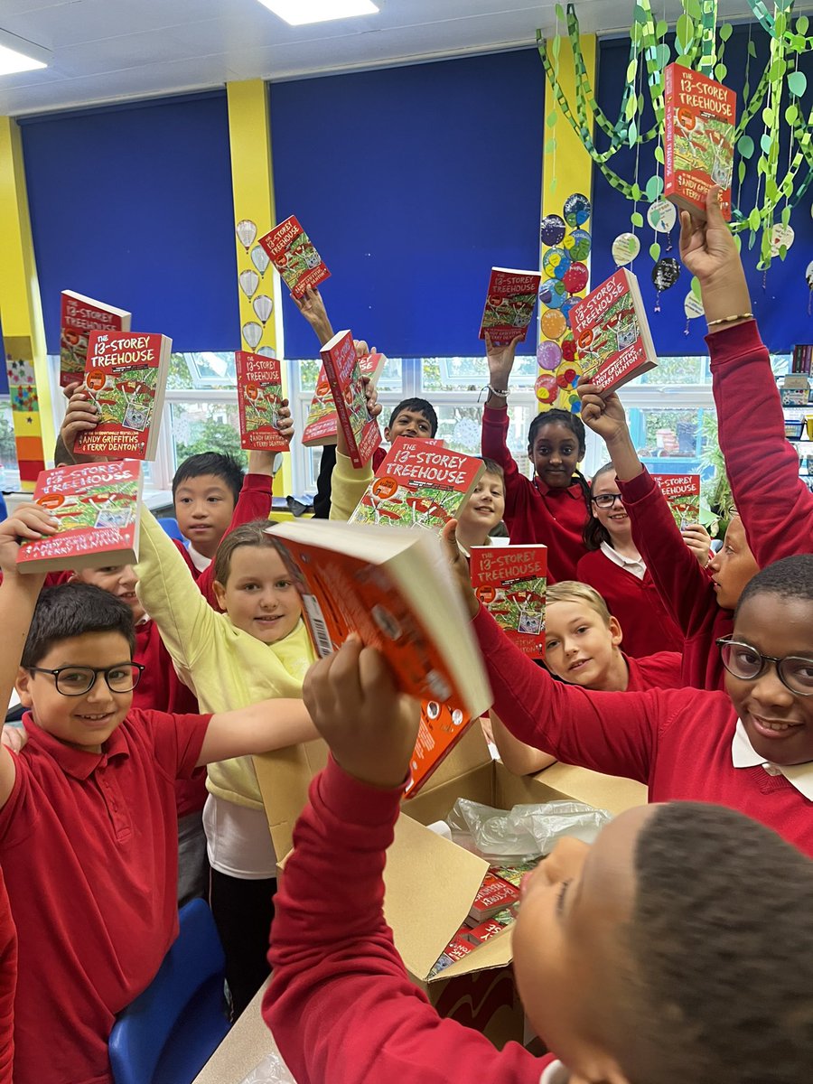 chrisdysonHT's tweet photo. Who doesn’t love @MarcusRashford …We love inspiring reading here @ParklandsLeeds and we love how he links with our great friends at @magic_breakfast to provide FREE books for all the children - what a guy who understands children @MagicCarmel @MichalaWild @MacmillanKidsUK https://t.co/XSK2AMKYwP