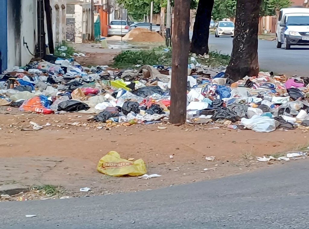 JoburgMPD's tweet photo. STOP ILLEGAL DUMPING!!!

We urge residents to report illegal dumping at: 082 779 1361. Kindly forward photos, time &amp; the location pls.

This 👇is illegal &amp; a health hazards. 
#JoburgByLaws https://t.co/pWOr3MjWIb