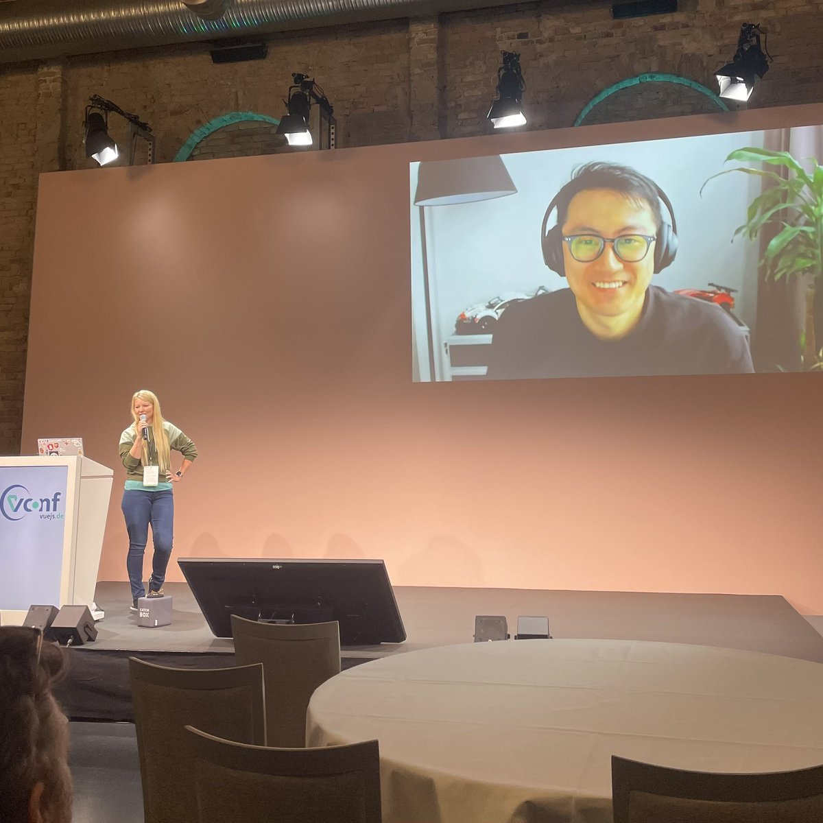 jones_1008_'s tweet image. At the #vuejsdeconf2022 with Vue.js creator @youyuxi 🧑🏽‍💻