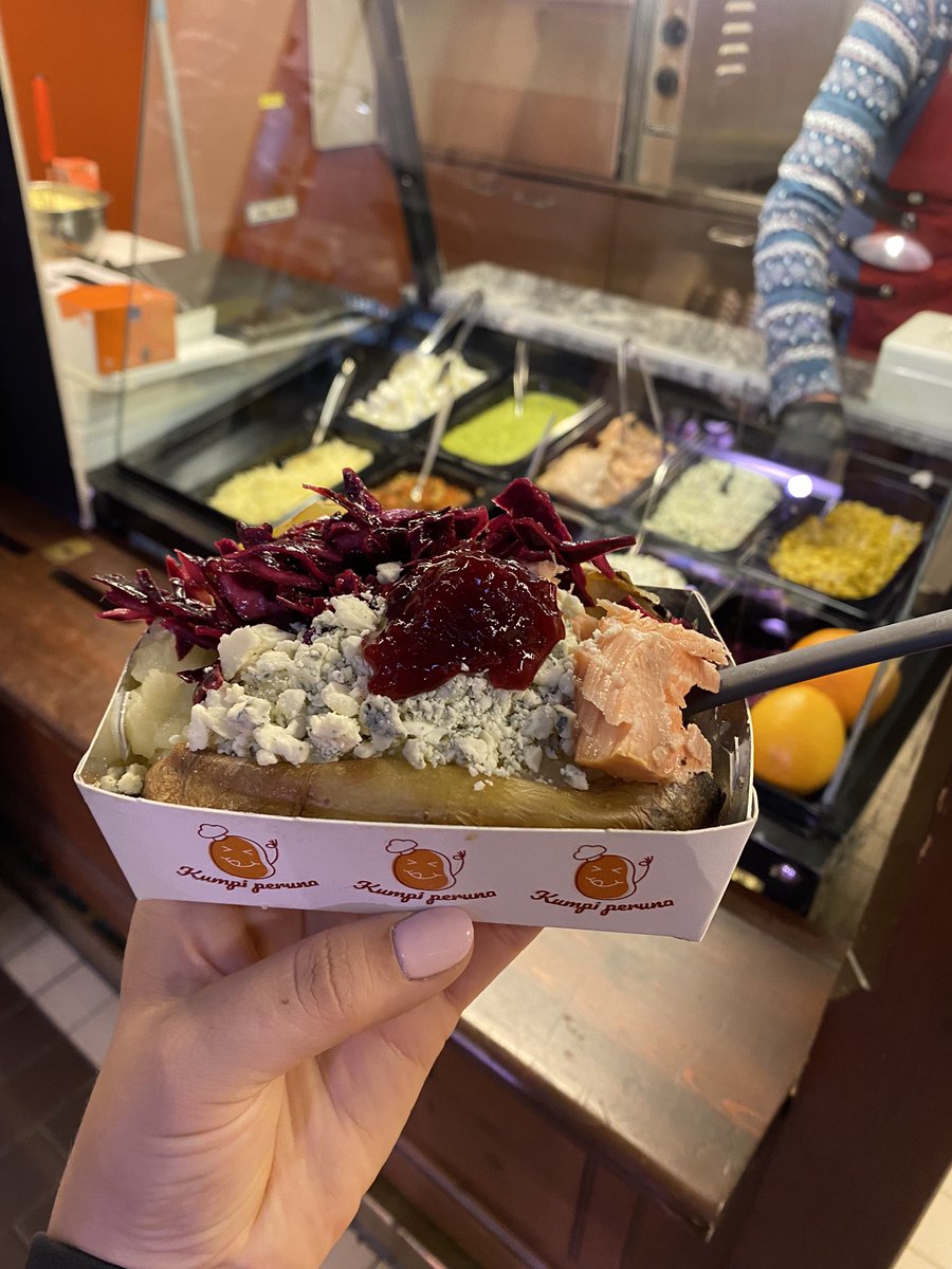 juustominkki's tweet photo. Kauppahalliin aukesi tänään uusi myymälä Kumpi Peruna ja sain kunnian olla ensimmäinen asiakas! En oo ikinä syönyt näin hyvää uuniperunaa 😍 https://t.co/BSV8hCHumP