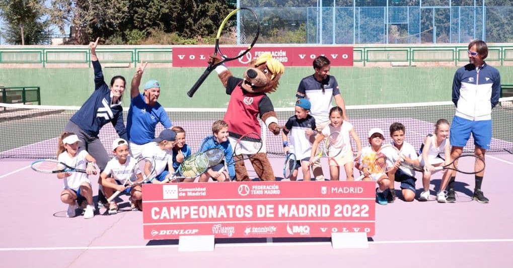 Universidad Europea retiene su título de Campeón Benjamín por Equipos 2022 al superar en la Final a Club Internacional de Tenis de Majadahonda... y sus jugadores lo celebran así.
Ver Noticia: bit.ly/3ygLI57
#TenisMadrileño