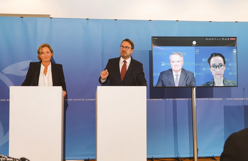 LUinParis's tweet photo. Présentation à la presse du rapport OCDE sur l’évaluation des réponses au #COVID19 du Luxembourg 🇱🇺. Tirer les leçons de la crise de la pandémie et accroître la résilience pour le futur. Retrouvez l'évaluation 📝👇https://t.co/RpLbIMOn4O https://t.co/DvshUCXjYX