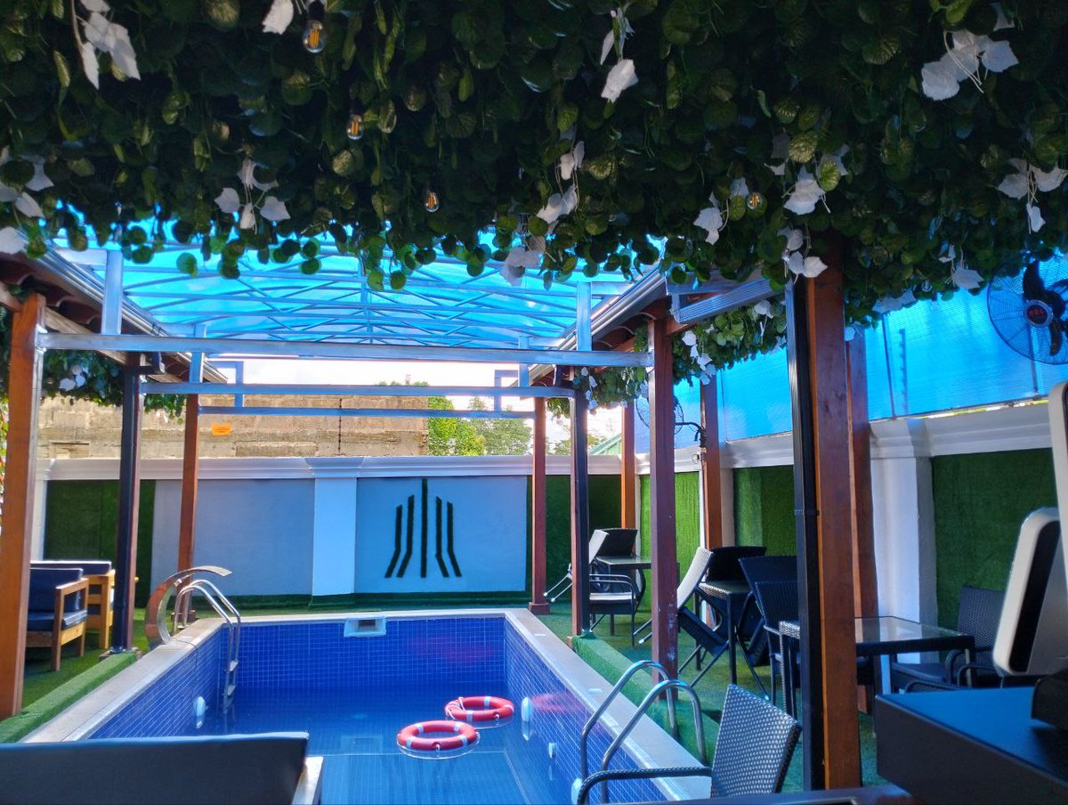 bakerind_'s tweet photo. Is it so hot where you are? Take a drive down to Bakerverse Suites for a cool swim at our pool, or a cold drink at the pool bar. Whatever the weather temperature says, we're always up to the task!

Location:  3 Erimionren Close, off Odiase street around Oluku axis, Orai town. https://t.co/669wMW7HDA