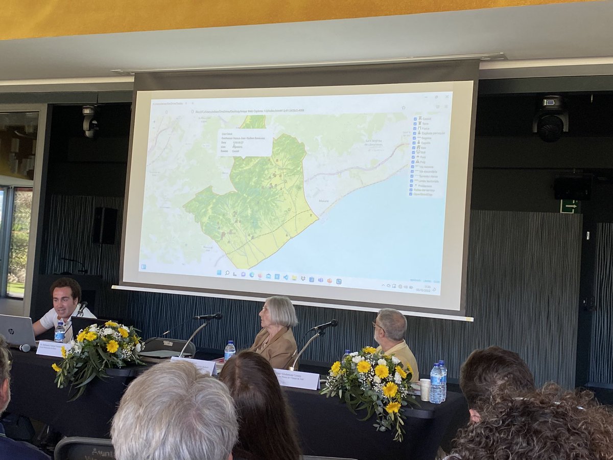 gramp_ub's tweet photo. Sebastià Ferran ens explica com ha sigut el procés de la geolocalització del capbreu de Vilassar i Burriac.

Josep Vilademunt ha fet la recerca toponímica del territori.

#SimposiAMSMB2022 @RecerCaixa #fènix #gènesis #arxiusiTIC https://t.co/HlkJ9FOXVE