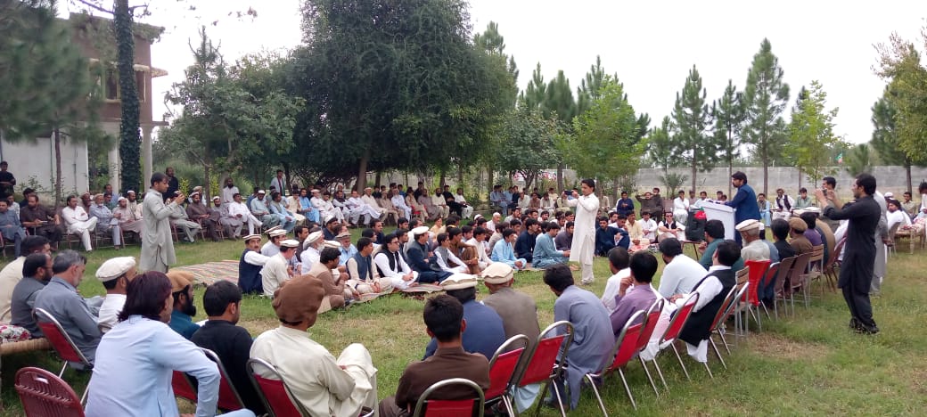 PTIKPOfficial's tweet photo. این اے 45 ضمنی انتخابات!

سابق ایم این اے ملک فخر زمان کا انصاف ہاؤس،کرم میں عمران خان کیلئے انتخابی کمپین کے سلسلے میں کارنر میٹنگ

اس موقع پر ملک فخر زمان نے خطاب کرتے ہوئے کہا کہ ہمارا امیدوار ہمارا قائد عمران خان ہے، انشاءاللہ ان کو بھاری اکثریت کامیاب بنائیں گے۔

#KPKUpdates https://t.co/BlHF8VmDGV