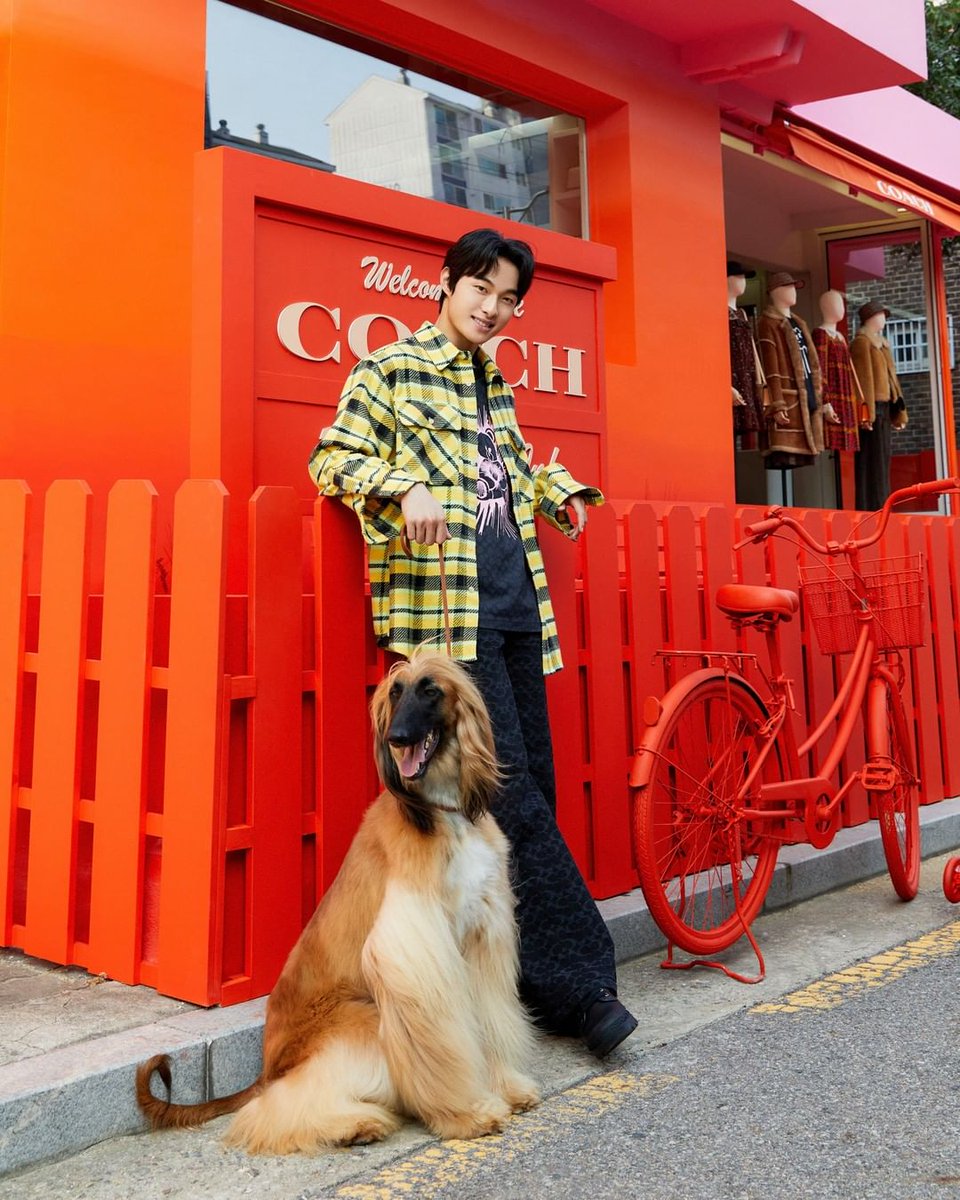 girlseayou's tweet photo. [221005] Chanyoung and Yeri Red Velvet attend the 2022 @Coach fall pop up store opening event 

© : @VogueKorea @esquirekr 
🔗https://t.co/SMb7N6znBY

#YoonChanYoung #Chanyoung #윤찬영 #尹灿荣 #Yeri #RedVelvet #코치 #Coach #레드벨벳 #예리 #CoachNY #CoachFall22 https://t.co/WAjt96uckB