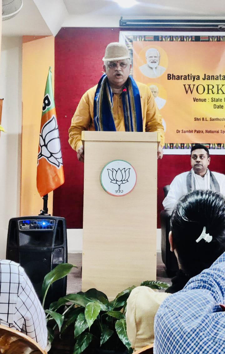 sambitswaraj's tweet photo. Addressed the Karyakartas of @BJP4Mizoram in the “Party Karyalaya” today in the presence of National GS(Org) Shri @blsanthosh ji &amp; the State President Shri @hmuakabjp ji. https://t.co/Ej0oHTBIya