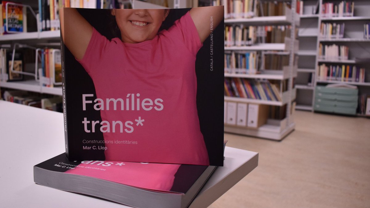 (FIL🧵)El #fotollibre “Famílies trans*”, de l’artesana audiovisual i activista trans Mar C. Llop, ja està disponible per consulta al Centre de Documentació Armand de Fluvià, al primer pis del <a href="/BarcelonaLGTBI/">Centre LGTBI de Barcelona</a>