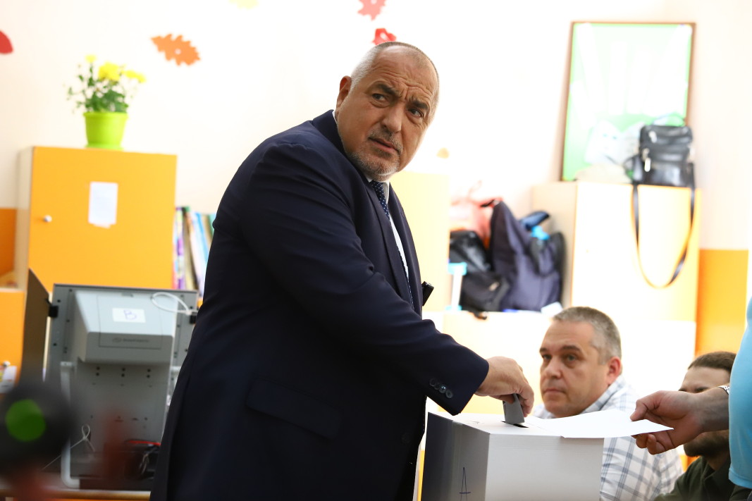 • [🇧🇬] 'We have no demands and we will talk with all' says Borisov, after GERB won the parliamentary vote. BSP and PP have already declined to work with GERB in any way. It is still not clear when president Radev will give the 1st government-forming mandate to GERB.