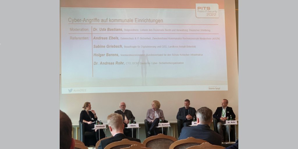 Heute beim Kongress #PITS2022 des #BehördenSpiegel|s in Berlin, wichtiger Austausch zu #Cybersicherheit. Dr. Uda Bastians, Leiterin Dezernat Recht und Verwaltung Deutscher Städtetag (3.v.l.), moderiert Panel "Cyber-Angriffe auf kommunale Einrichtungen". 
public-it-security.de