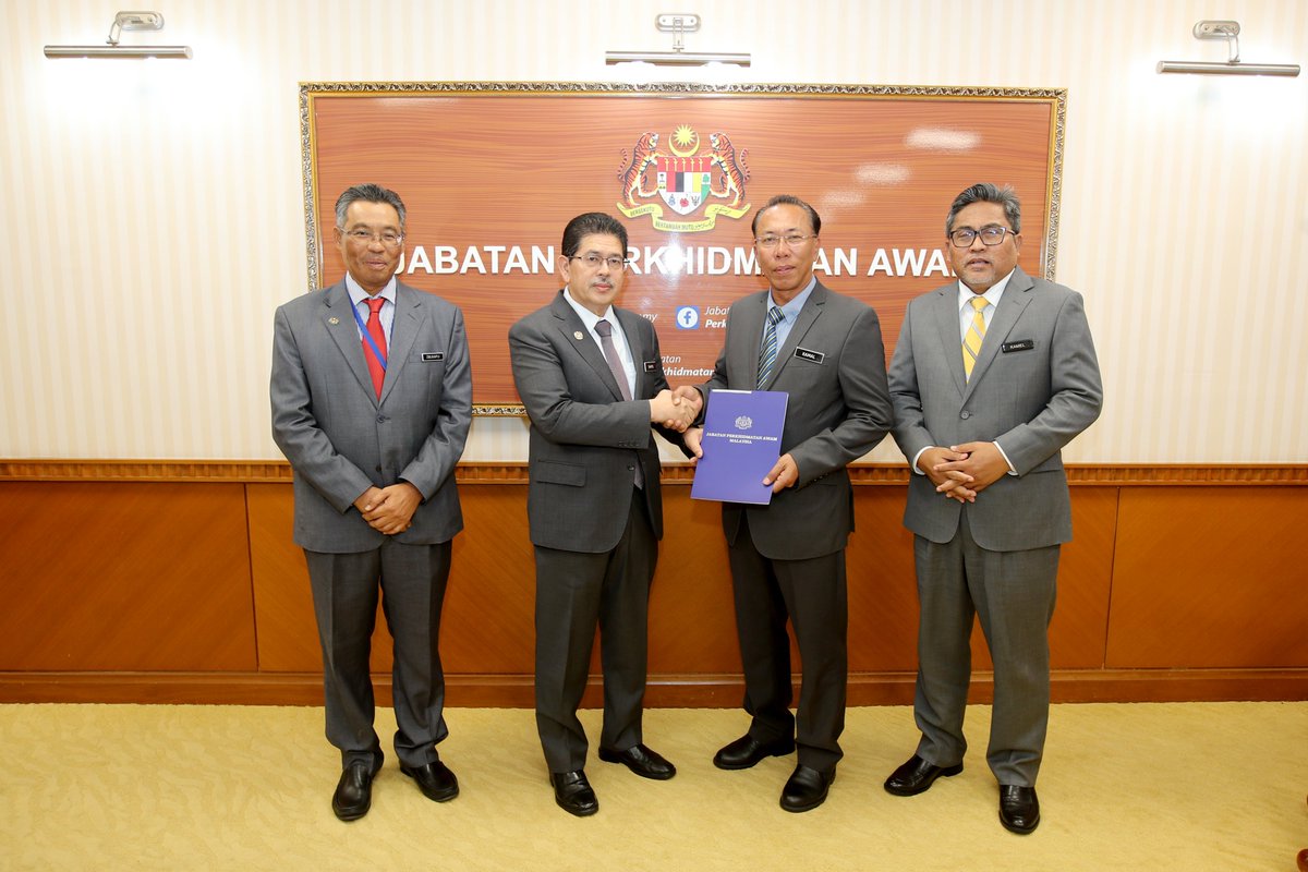 jpagov's tweet photo. YBhg. Dato' Sri Mohd Shafiq bin Abdullah, Ketua Pengarah Perkhidmatan Awam menyerahkan surat pelantikan kepada YBrs. Encik Ahmad Kamal Idris bin Mohd Nawawi, Ketua Pengarah Jabatan Kemajuan Masyarakat (KEMAS) yang berkuat kuasa pada 5 Oktober 2022. https://t.co/p3VOS5pS2i