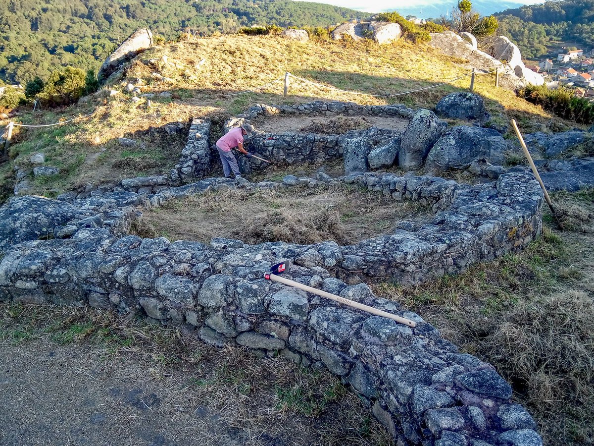 pat_inteligente's tweet photo. #NuevoProyecto📣
Comenzamos otro proyecto en un entorno privilegiado, Monte do Facho, en un promontorio dominando la costa de las Rías Baixas (Pontevedra), que consistirá en control arqueológico y desbroce.🌿⛏️⚱️
#montedofacho #riasbaixas #arqueologia https://t.co/ie9AKYhUq2