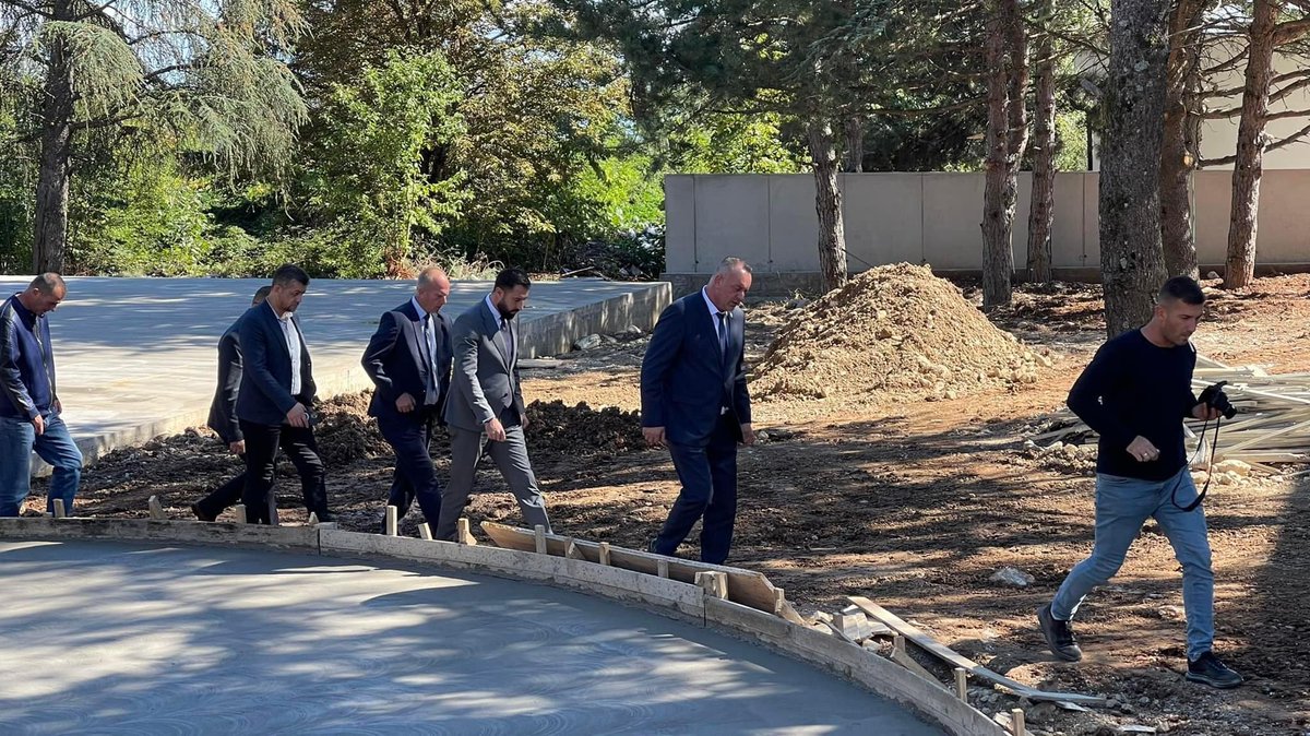 MPL_KS's tweet photo. Minister Krasniqi visited municipality of Decan, thus w hosted by Mayor Bashkim Ramosaj, with whom discussed about priorities of municipality, cooperation b/w central&amp;local level &amp; progress of municipal projects financed by MLGA.
Visited works initiated 4asphalting road Sadrijaj https://t.co/EOhi7SvMrG