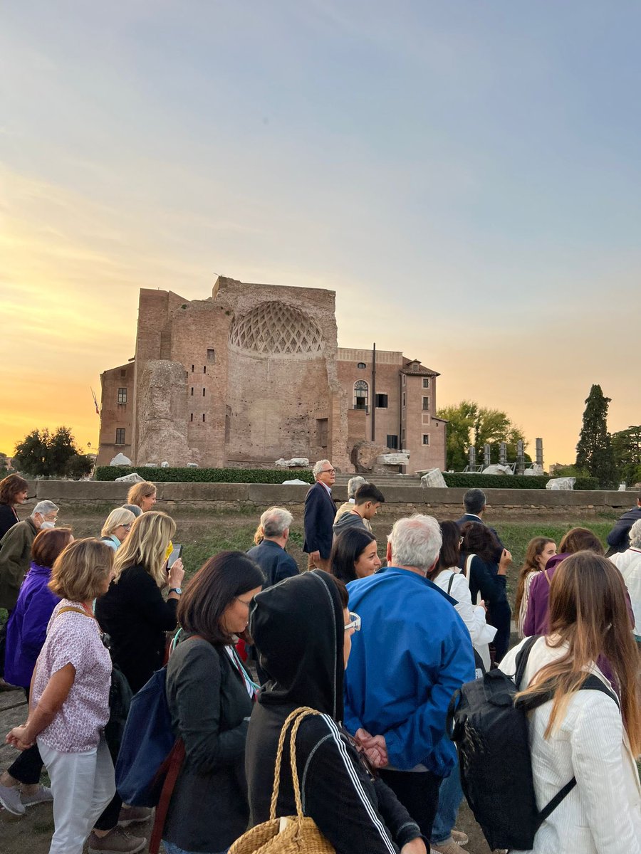 RutelliTweet's tweet photo. Grande partecipazione alla camminata nel Foro Romano, con la Direttrice del Parco Archeologico Alfonsina Russo: ‘Roma, Camminando’, racconti e scoperte dall’Arco di Tito al Senato di Roma antica. Luoghi della politica di 2700 anni fa, vicende e cose che parlano al nostro tempo. https://t.co/8AIE8B23AQ