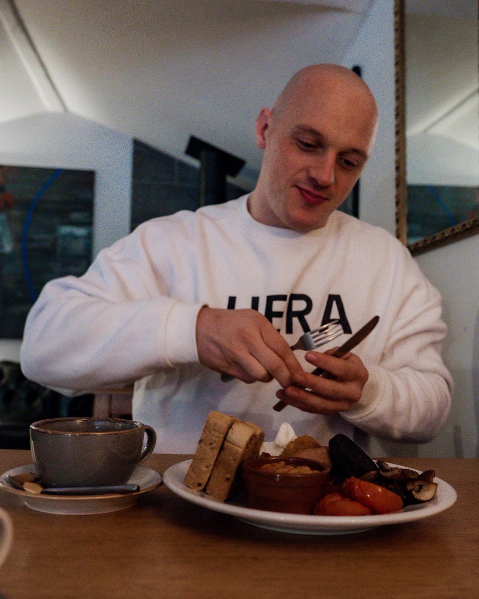LquinnTraining's tweet photo. If you don’t like cooking, then buying healthy recipe books is just adding to the external friction. You just need to know what to eat on the go which is better than a meal deal! https://t.co/QiIB83IqBi