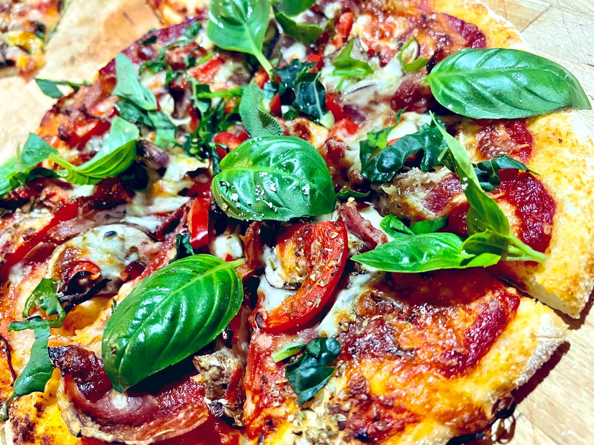 NatalieMoran20's tweet photo. Nice to have no one on shift tonight, of course not being on shift means that some of us have time to run, that person was not me just in case you were wondering, I was home getting the midweek pizza fest sorted. Something for everyone, including the veg resistant Boy  @eatwog https://t.co/jQzwf2FIpU