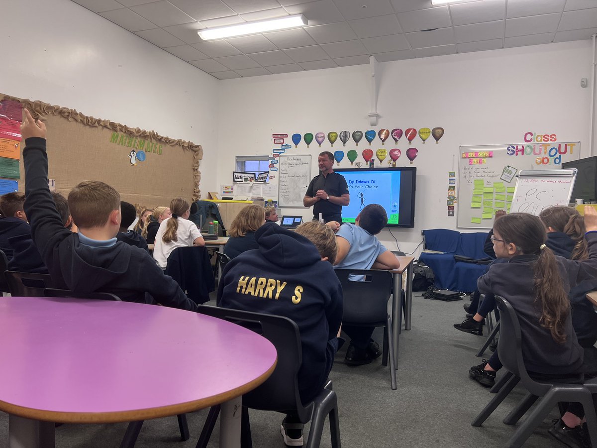 MillbankPrimary's tweet photo. Thank you to PC Paul talking to us about a range of matters that are important to us in Blwyddyn 5 #elynpt @SWPValeofGlam https://t.co/gRuOOKLNcd