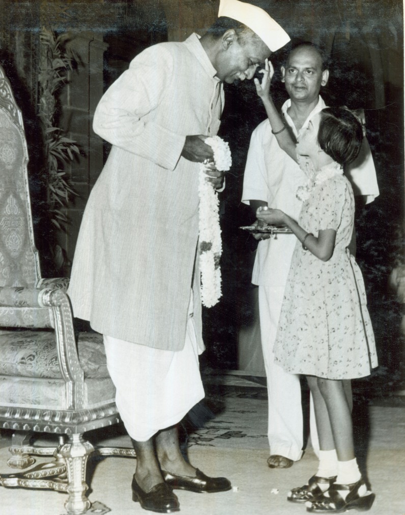 RBArchive's tweet photo. President Dr Rajendra Prasad receiving Dussehra greetings from a girl child at the Rashtrapati Bhavan. (October 19, 1953) https://t.co/L5ND7B3EMm