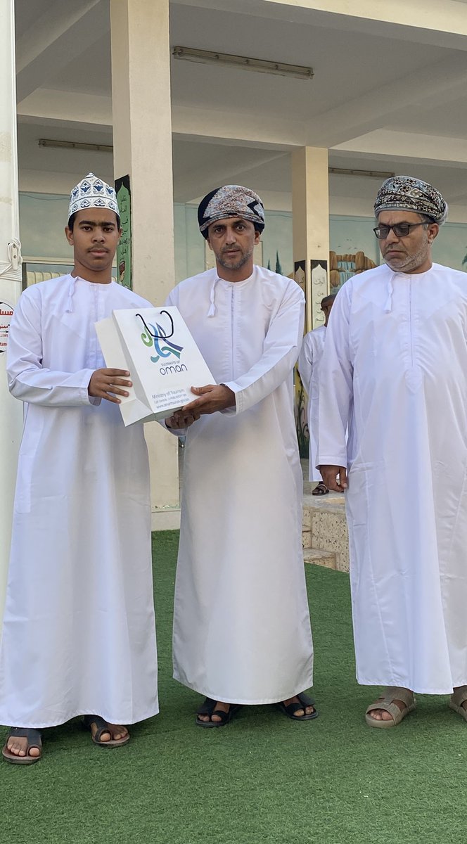 #مدارسنا_مستقبل_واعد تكريم الطالب/ عبدالرحمن بن سالم المياحي المقيد بالصف العاشر والفائز بالمركز الاول في مسابقة تصميم شعار للمدرسة خلال العام الدراسي الماضي ٢٠٢٢/٢٠٢١م