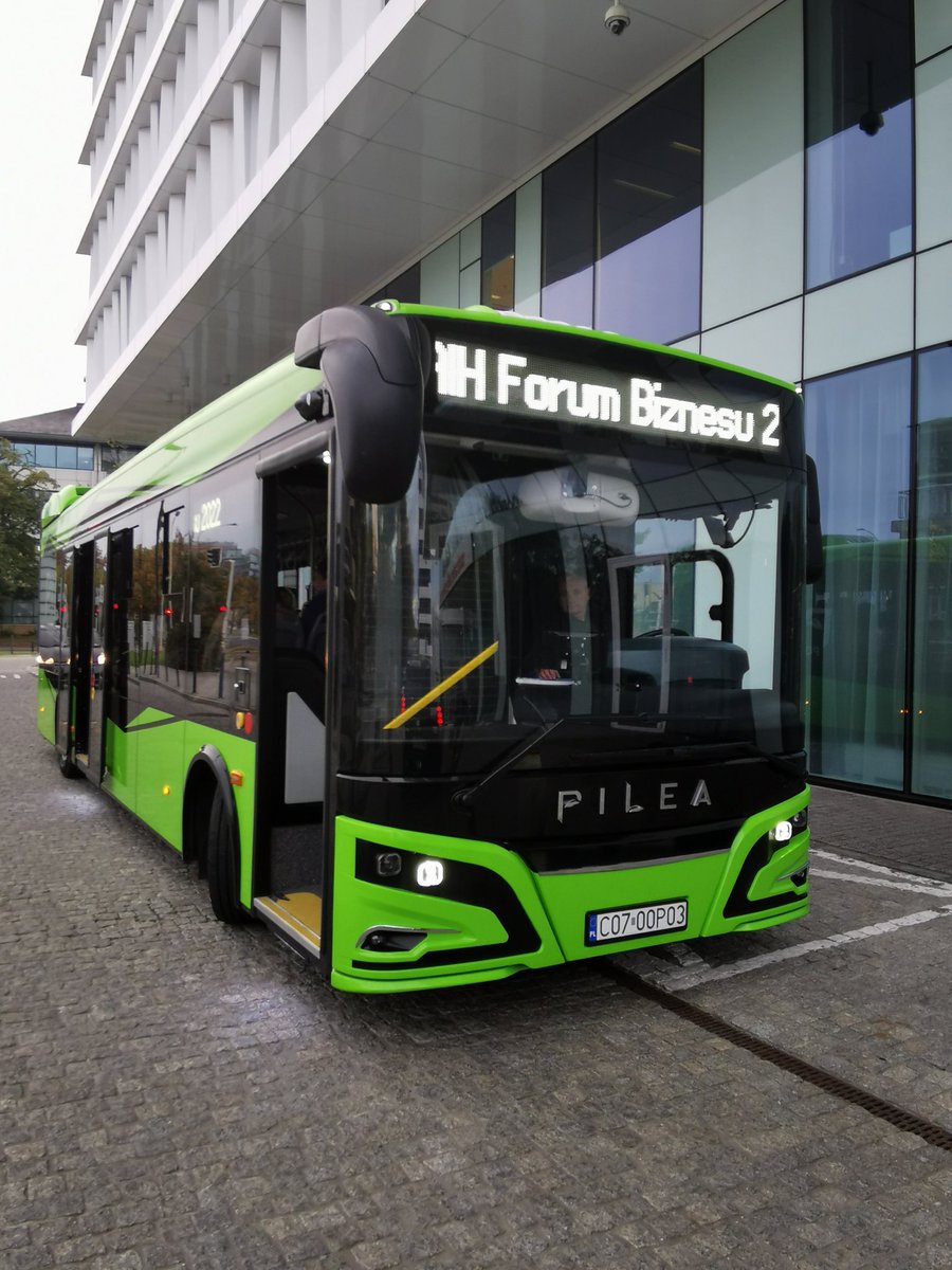 PAIH_pl's tweet photo. Ruszamy na PAIH Forum Biznesu! Już za chwilę rozpocznie się najważniejsze spotkanie polskiego sektora #MŚP #PFB22

Dzięki @ARP_Evehicles przedstawiciele Zagranicznych Biur Handlowych #PAIH dotrą na @PGENarodowy pierwszym polskim autobusem zeroemisyjnym z baterią w podwoziu 🚌🍃 https://t.co/bFT4aBlrG8
