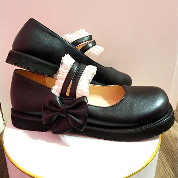 So good I had to share! Check out all the items I'm loving on <a href="/Poshmarkapp/">Poshmark</a> #poshmark #fashion #style #shopmycloset #obeo #jambu: posh.mk/AAYyrXQ0Rtb