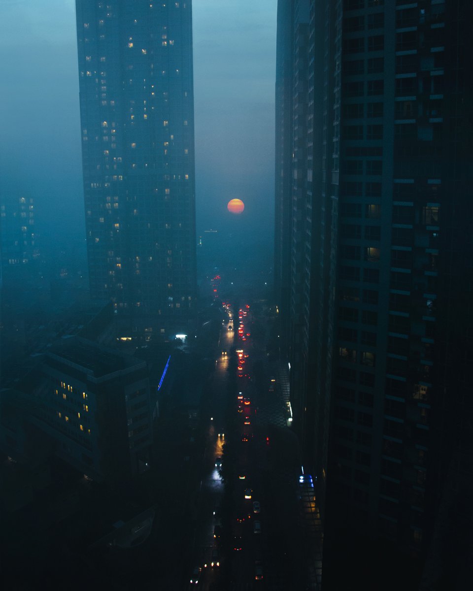trungbaotr's tweet photo. the world isn't falling apart, you are. https://t.co/VKtJ1AHbXC