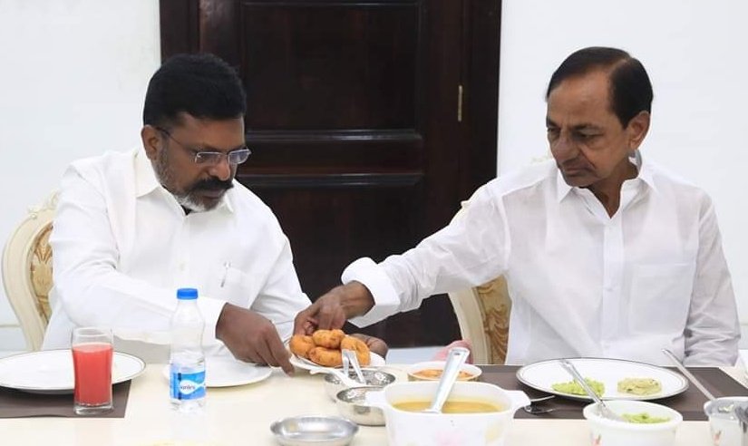 thirumaofficial's tweet photo. தெலங்கானா 'முதல்வர் அரண்மனையில்' இன்று காலை சிற்றுண்டி அளித்தார் மாண்புமிகு முதல்வர் கேசிஆர். 

கர்நாடகா மேனாள் முதல்வர் குமாரசாமிகவுடா, விவசாய சங்கத் தலைவர் ராகேஷ் திகாயத் உள்ளிட்ட வட இந்திய தலைவர்கள் மற்றும் நான் ஆகியோருடன் மாண்புமிகு முதல்வர் #KCR, அவரது மகன் அமைச்சர் #KTR. https://t.co/pSRNzvBwLd