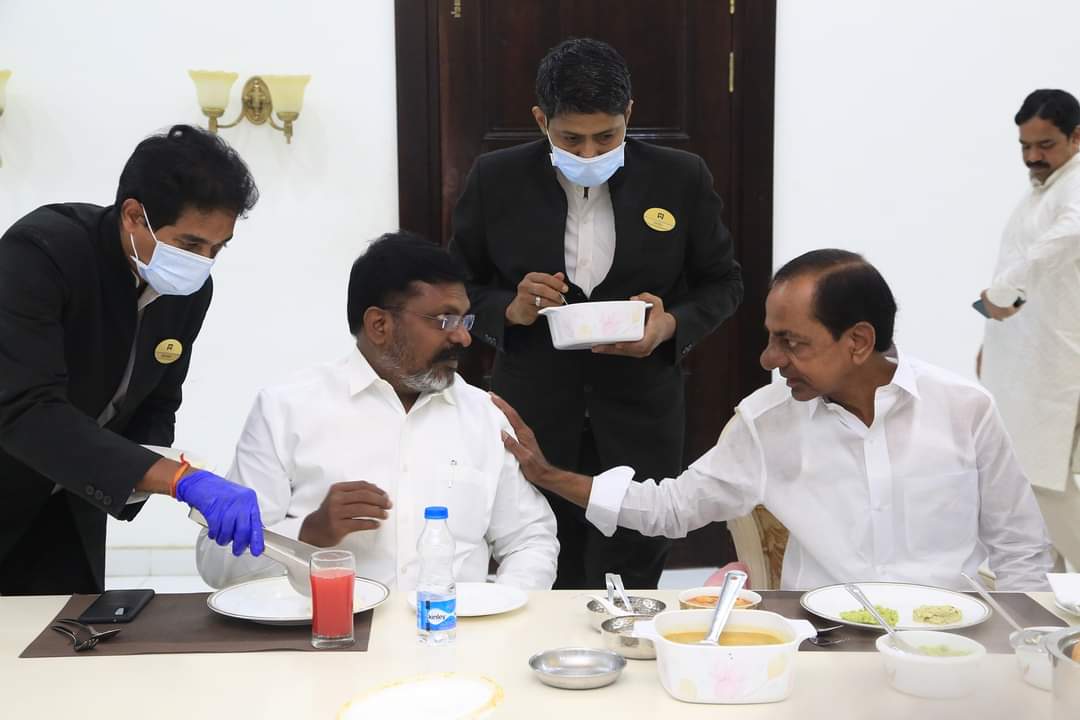 thirumaofficial's tweet photo. தெலங்கானா 'முதல்வர் அரண்மனையில்' இன்று காலை சிற்றுண்டி அளித்தார் மாண்புமிகு முதல்வர் கேசிஆர். 

கர்நாடகா மேனாள் முதல்வர் குமாரசாமிகவுடா, விவசாய சங்கத் தலைவர் ராகேஷ் திகாயத் உள்ளிட்ட வட இந்திய தலைவர்கள் மற்றும் நான் ஆகியோருடன் மாண்புமிகு முதல்வர் #KCR, அவரது மகன் அமைச்சர் #KTR. https://t.co/pSRNzvBwLd