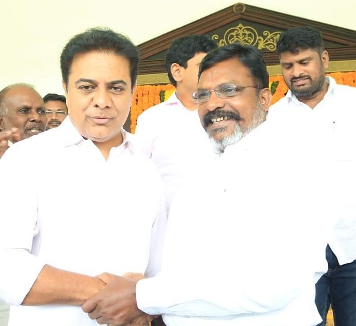 thirumaofficial's tweet photo. தெலங்கானா 'முதல்வர் அரண்மனையில்' இன்று காலை சிற்றுண்டி அளித்தார் மாண்புமிகு முதல்வர் கேசிஆர். 

கர்நாடகா மேனாள் முதல்வர் குமாரசாமிகவுடா, விவசாய சங்கத் தலைவர் ராகேஷ் திகாயத் உள்ளிட்ட வட இந்திய தலைவர்கள் மற்றும் நான் ஆகியோருடன் மாண்புமிகு முதல்வர் #KCR, அவரது மகன் அமைச்சர் #KTR. https://t.co/pSRNzvBwLd