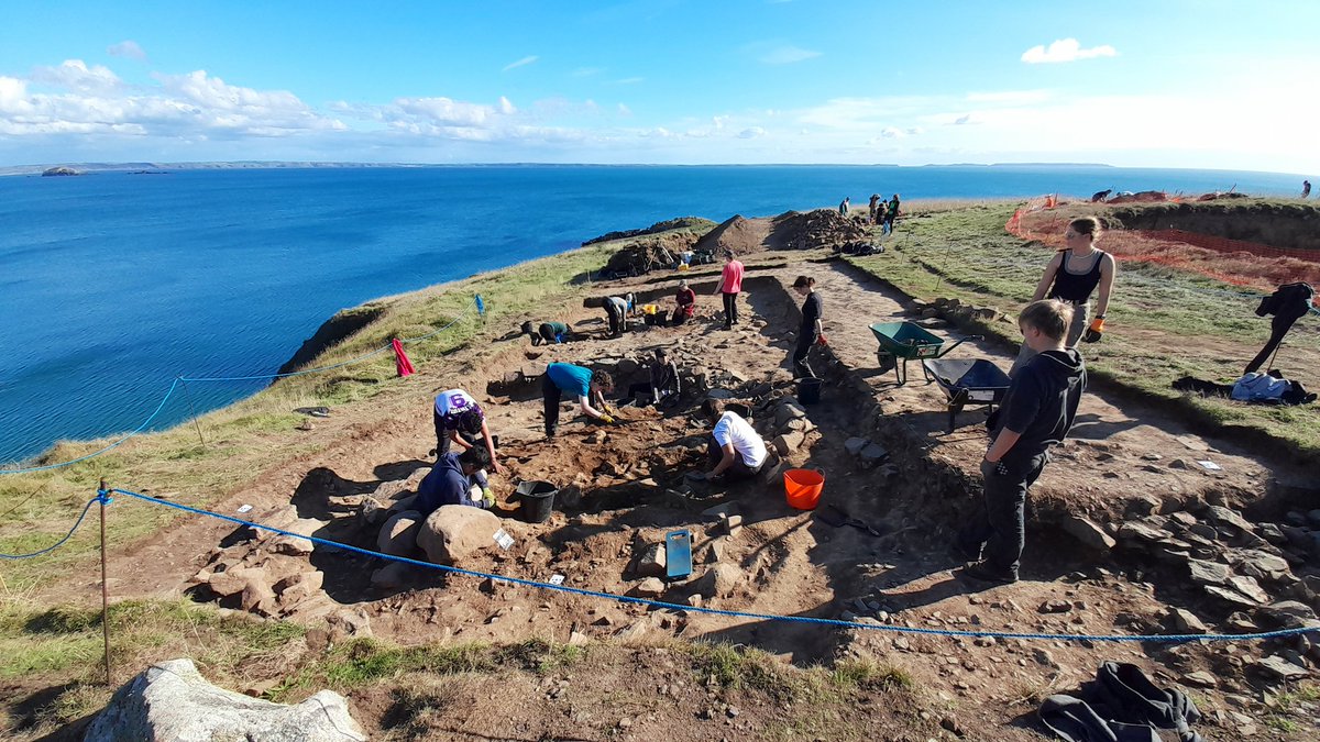 #HillfortsWednesday The best view in Welsh archaeology? Great to have visited @TheDigVenturers at #Caerfai coastal promontory fort, #Pembrokeshire in mid Sept to see work continuing on this eroding Iron Age site; & more lovely IA industry emerging too...🤩 #ClimateHeritage