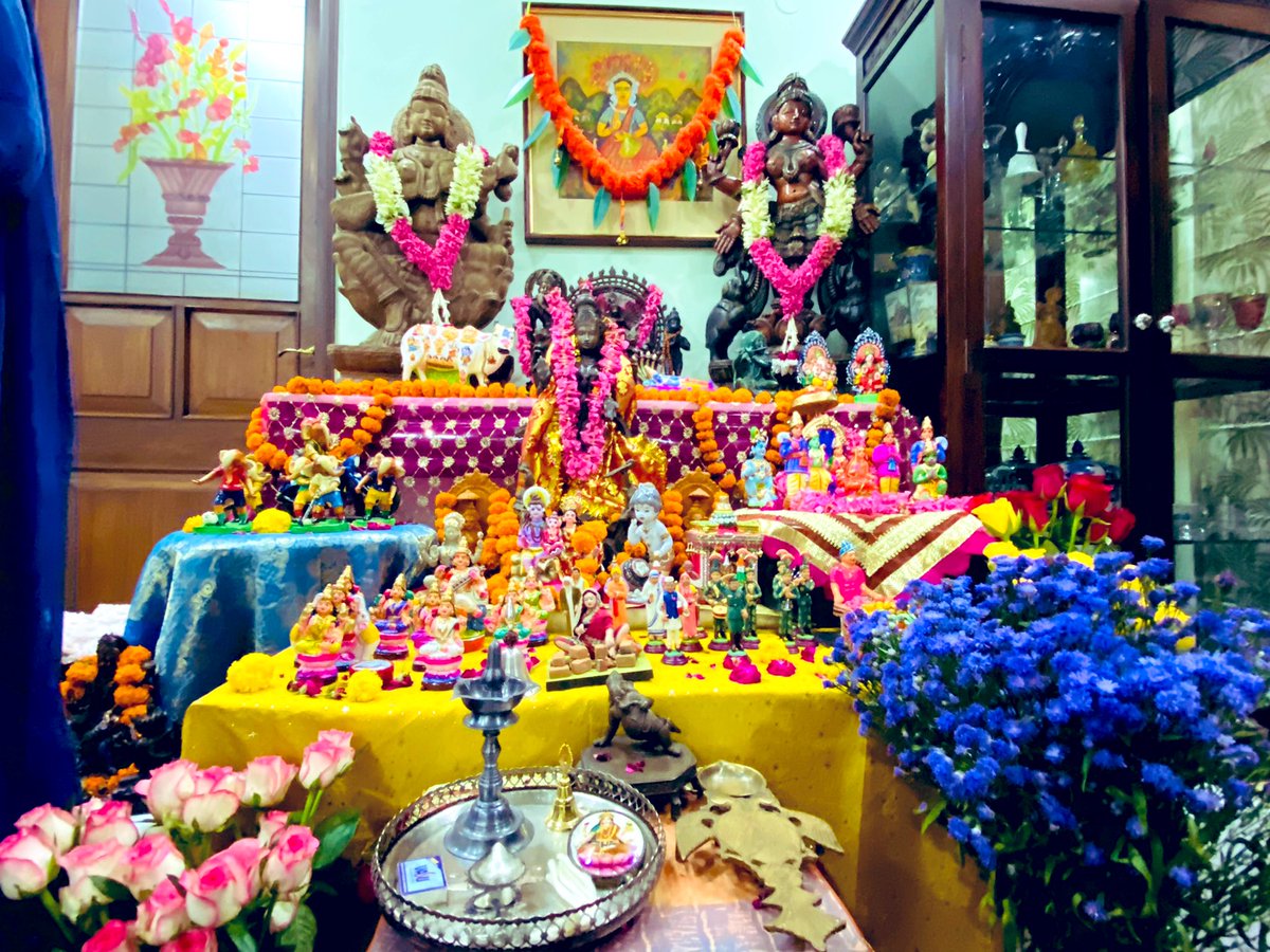 RubikaLiyaquat's tweet photo. जय माता दी…जैसे उत्तर भारत में 9 दिन नवरात्र में जागरण, पश्चिम में गरबा, पूरब में दुर्गा पूजा होती है वैसे ही दक्षिण भारतीय घरों में इन दिनों गुड़ियों और छोटी मूर्तियों से घर का एक कोना सजाया जाता है जिसे गोलू कहते हैं.. @smitaprakash का गोलू ❤️..माता रानी के रूप अनेक https://t.co/8caqXHcMFS